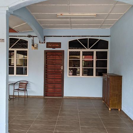 Aryani Homestay Kampong Kelemak Exterior photo