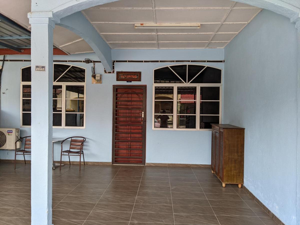 Aryani Homestay Kampong Kelemak Exterior photo